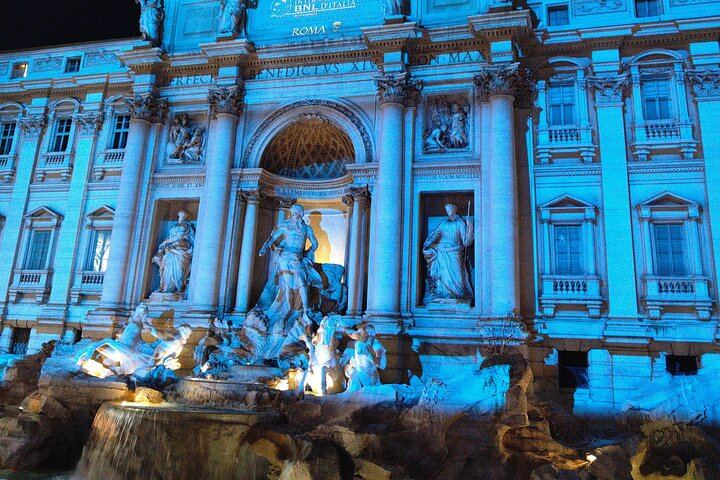 Walk the magic of Rome at night