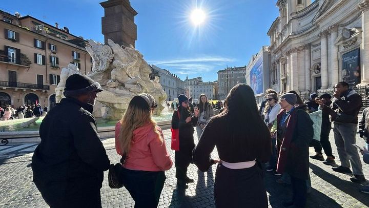 Walking Guided Tour and Rome's Iconic Temple Pantheon Entrance