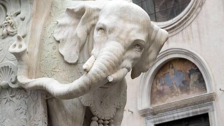 Walking Guided Tour and Rome's Iconic Temple Pantheon Entrance