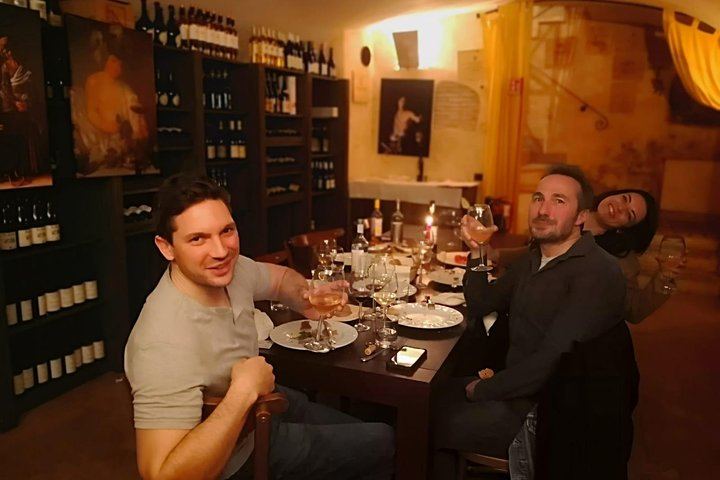 wine and art tasting in Rome